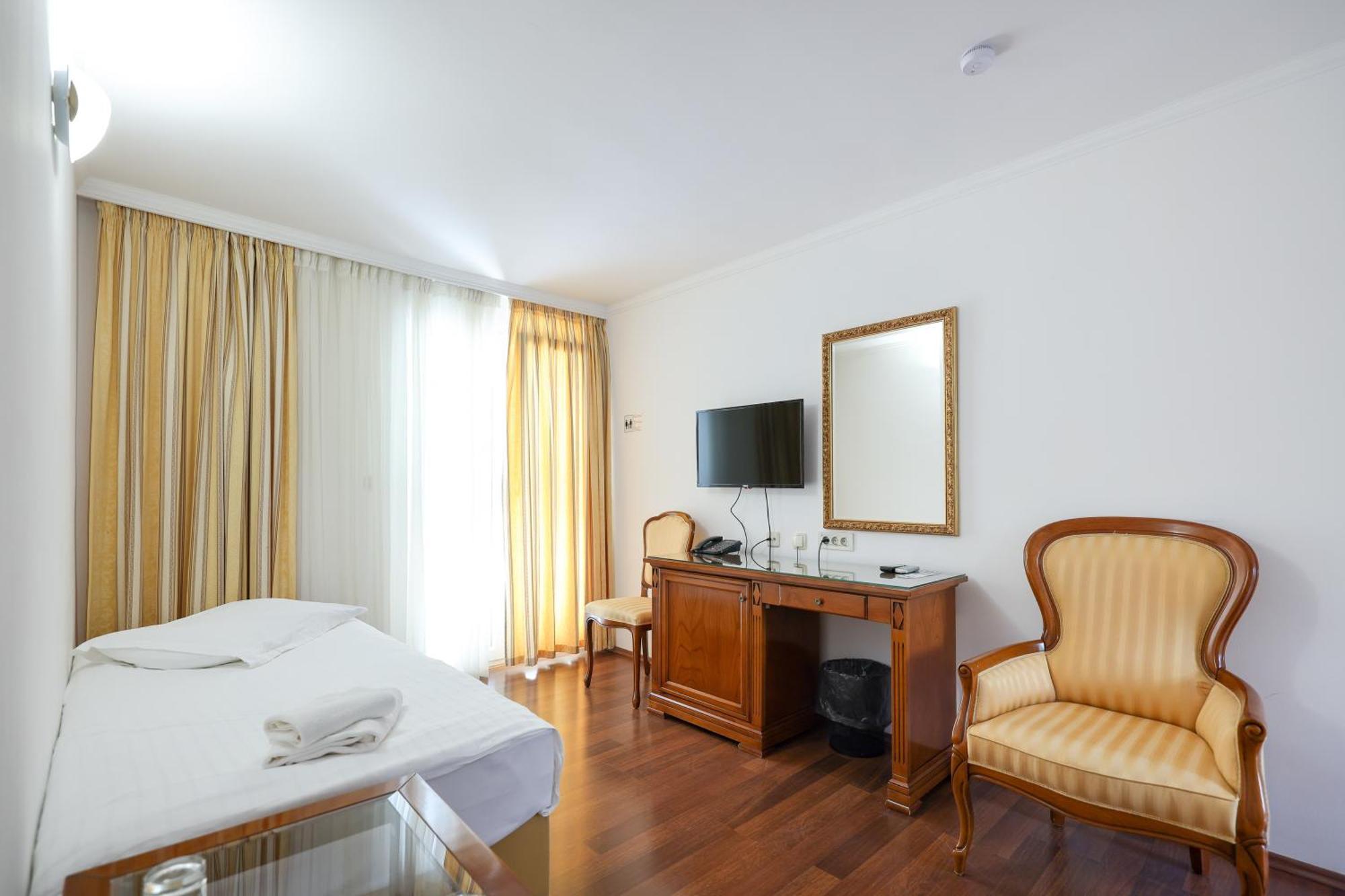 Hotel Val All Inclusive Доньї-Сегет Екстер'єр фото